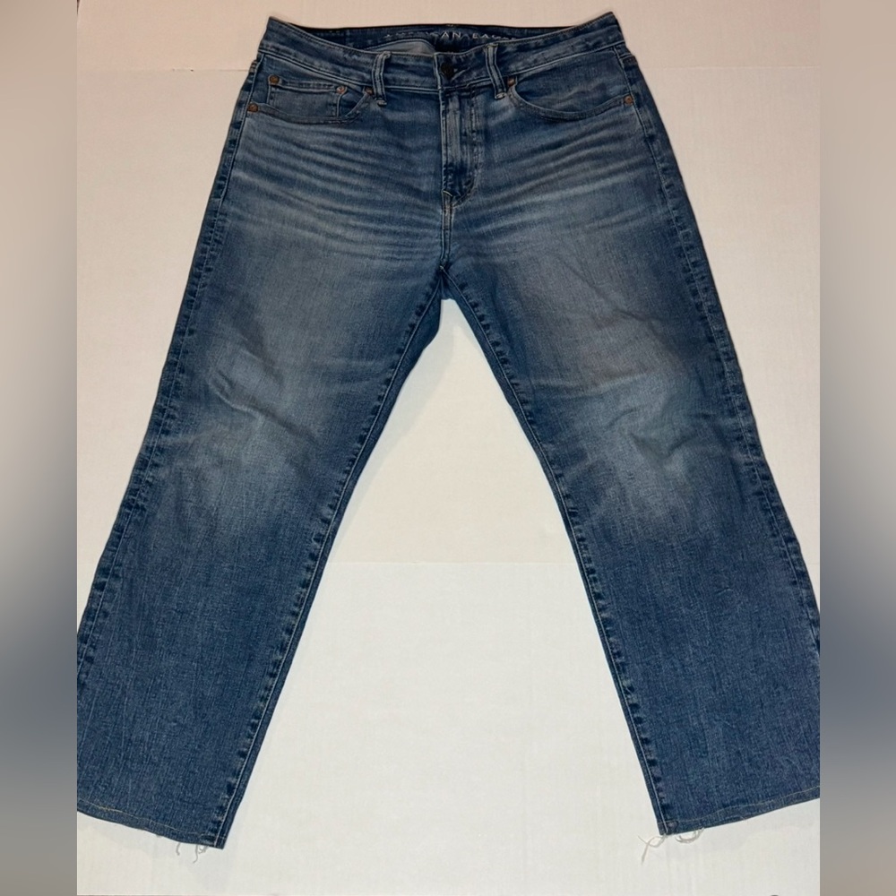 AMERICAN EAGLE MENS TAILORED AIRFLEX+ ATHLETIC STRAIGHT BLUE MID-WASH JEANS